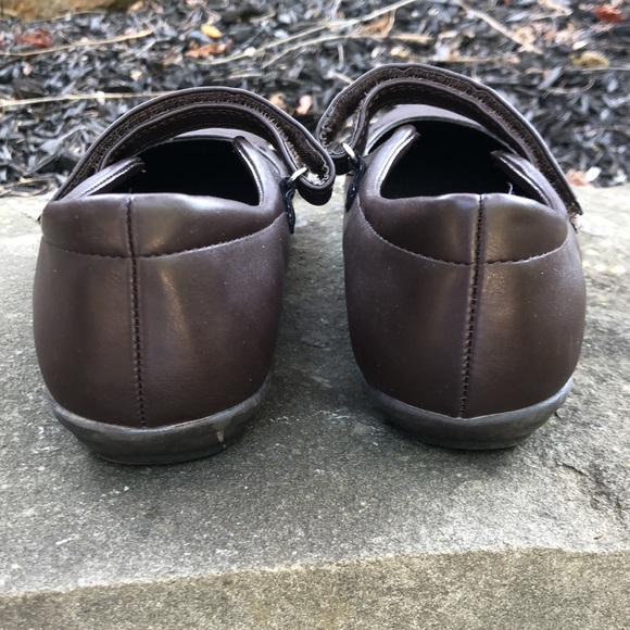 Girls brown Mary Jane shoes from The Children’s Place. Size 4. NWT. - Picture 3 of 8
